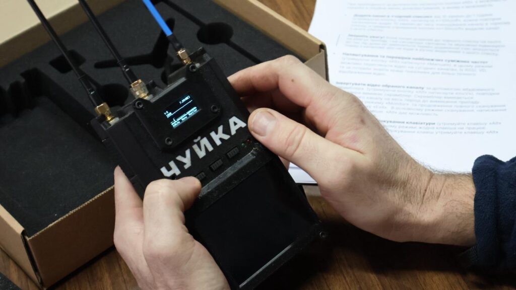 Налаштовувати  не потрібно – вмикайте і працюйте: у Запоріжжі медійники вчились користуватися детектором дронів 5