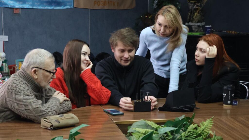 Налаштовувати  не потрібно – вмикайте і працюйте: у Запоріжжі медійники вчились користуватися детектором дронів 6