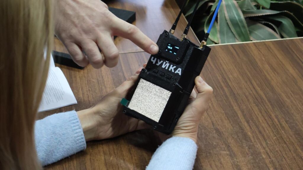 Налаштовувати  не потрібно – вмикайте і працюйте: у Запоріжжі медійники вчились користуватися детектором дронів 7