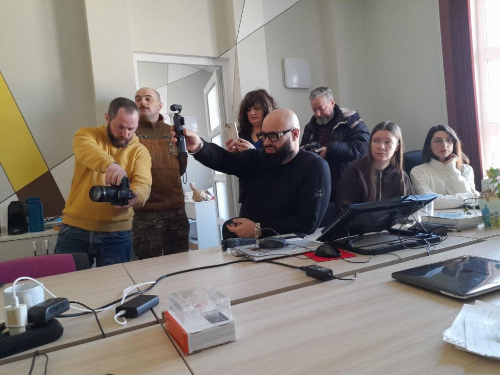 «Робота медійників в умовах підвищеної небезпеки»: Івано-Франківський ЦЖС розпочав серію тренінгів для працівників локальних медіа 18 «Робота медійників в умовах підвищеної небезпеки»: Івано-Франківський ЦЖС розпочав серію тренінгів для працівників локальних медіа 1