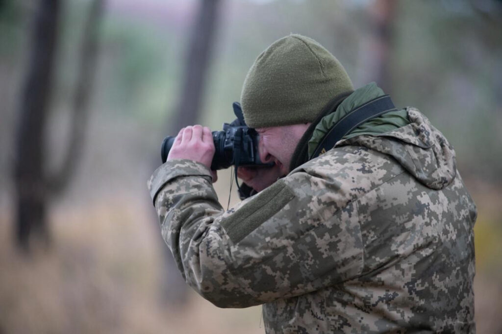 «Ми літали в бусику, як на феррарі»: історія військового журналіста, який пише про героїв і супроводжує колег зі світових медіа 18 «Ми літали в бусику, як на феррарі»: історія військового журналіста, який пише про героїв і супроводжує колег зі світових медіа 1