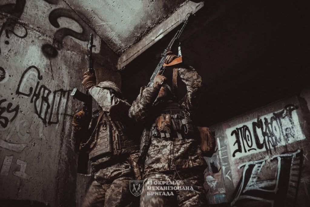 «Ми літали в бусику, як на феррарі»: історія військового журналіста, який пише про героїв і супроводжує колег зі світових медіа 22 «Ми літали в бусику, як на феррарі»: історія військового журналіста, який пише про героїв і супроводжує колег зі світових медіа 5