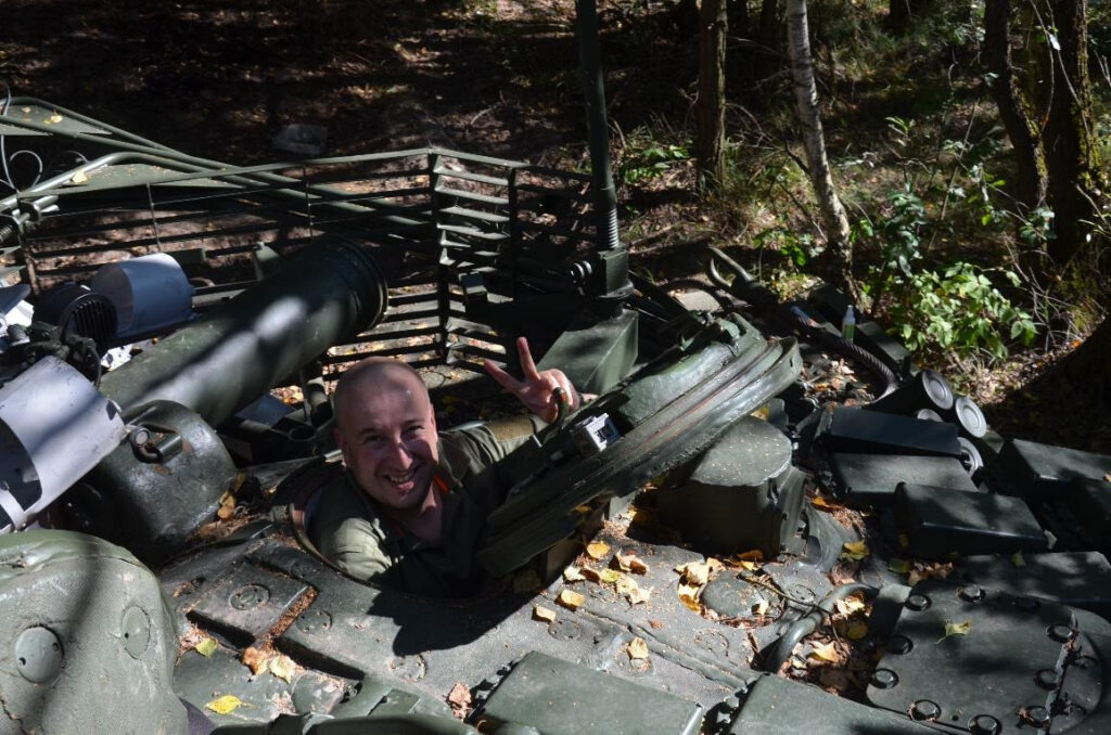 «Ми літали в бусику, як на феррарі»: історія військового журналіста, який пише про героїв і супроводжує колег зі світових медіа 20 «Ми літали в бусику, як на феррарі»: історія військового журналіста, який пише про героїв і супроводжує колег зі світових медіа 3