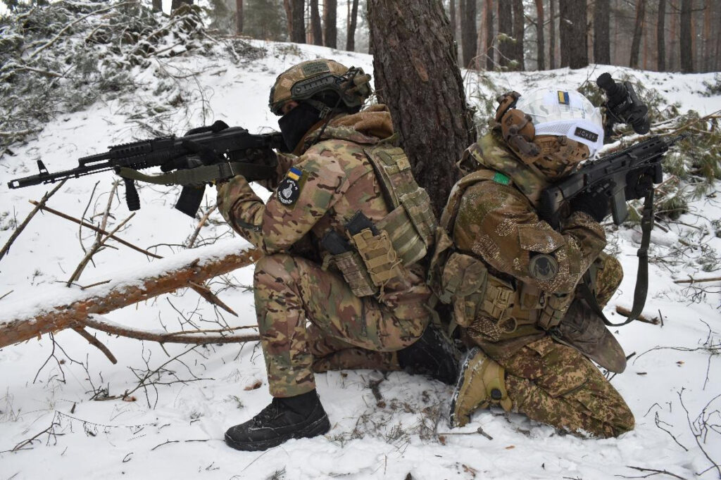 «Ми літали в бусику, як на феррарі»: історія військового журналіста, який пише про героїв і супроводжує колег зі світових медіа 19 «Ми літали в бусику, як на феррарі»: історія військового журналіста, який пише про героїв і супроводжує колег зі світових медіа 2