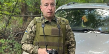 «Ми літали в бусику, як на феррарі»: історія військового журналіста, який пише про героїв і супроводжує колег зі світових медіа