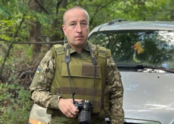 «Ми літали в бусику, як на феррарі»: історія військового журналіста, який пише про героїв і супроводжує колег зі світових медіа