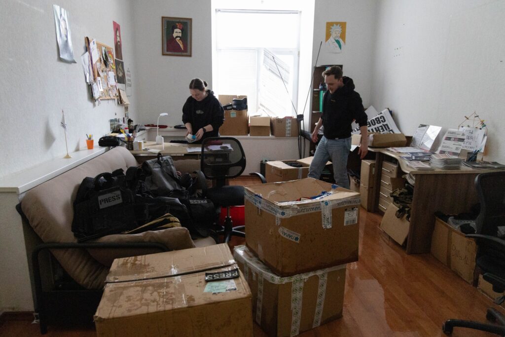 Офіс ІМІ затоплено: журналісти залишилися без робочого простору та спорядження 19 Офіс ІМІ затоплено: журналісти залишилися без робочого простору та спорядження 2