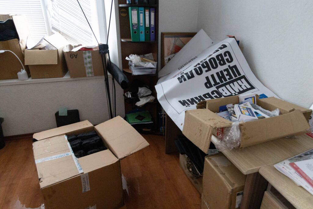 Офіс ІМІ затоплено: журналісти залишилися без робочого простору та спорядження 20 Офіс ІМІ затоплено: журналісти залишилися без робочого простору та спорядження 3