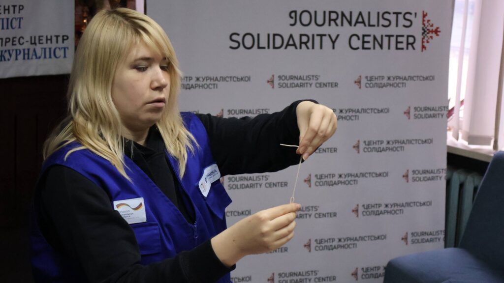 Персональні янголи оберігають журналістів: заняття з ари-терапії у Запоріжжі 1