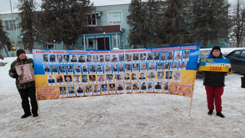 Повернути полонених та зниклих безвісти: чернігівчанка створила прапор з портретами земляків