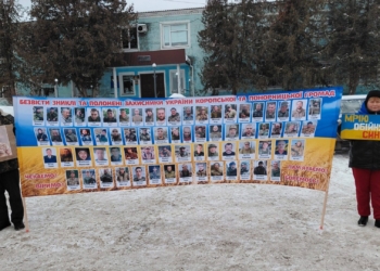 Повернути полонених та зниклих безвісти: чернігівчанка створила прапор з портретами земляків