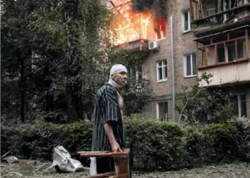 Історія війни часто вимірюється голосами людей, які залишилися жити поруч із нею