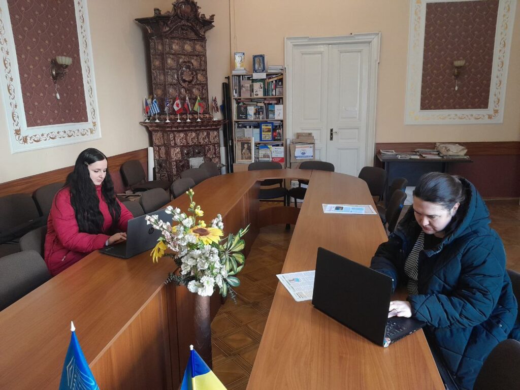 Світла немає, але робота триває: як львівські журналісти працюють у коворкінгу ЦЖС