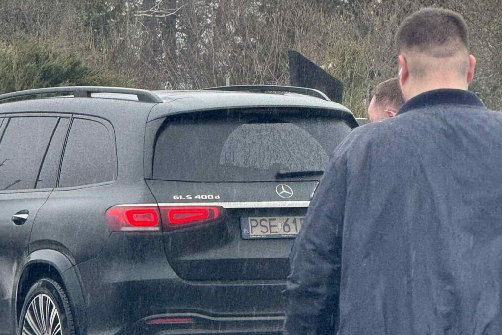 У Черкасах поліція розшукує чоловіка, який здійснив наругу над пам’ятником загиблому журналісту Олександру Коцуконю