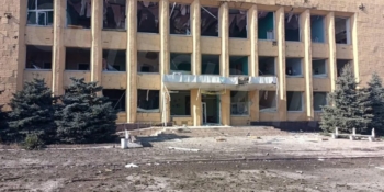 Обстріл російськими кабами знищив редакцію медіа «Нове життя»