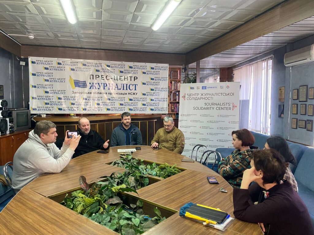 «Вражає ваша незламність»: американський благодійник Джерад Малоун зустрівся в коворкінгу Запорізького ЦЖС з журналістами