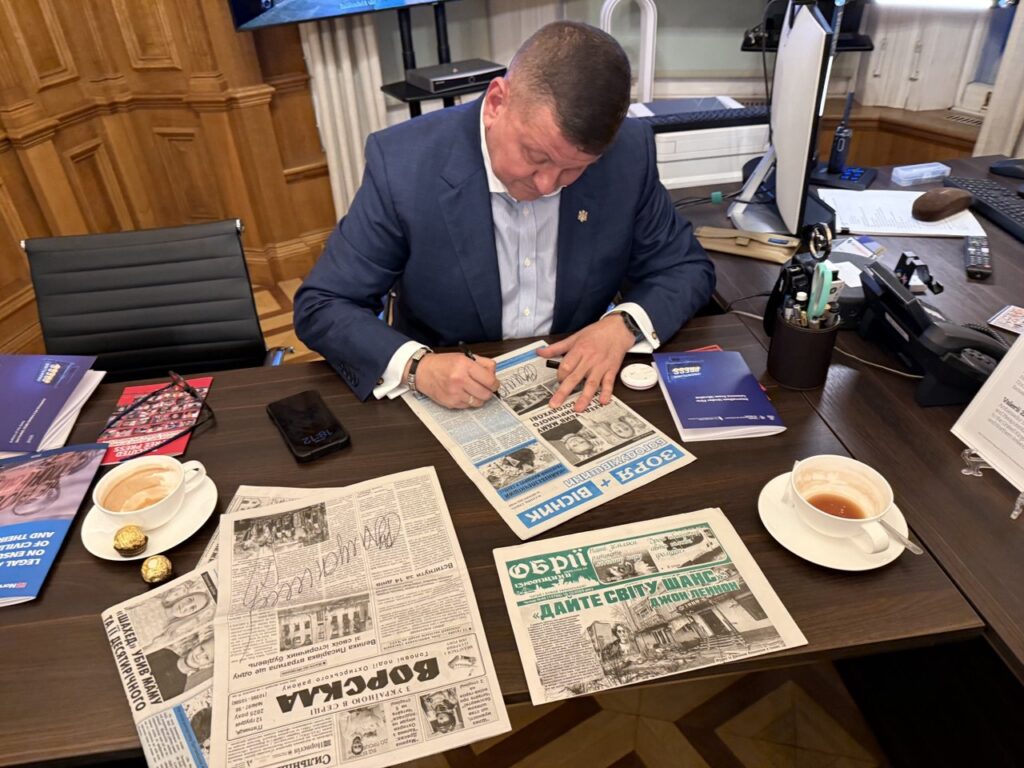 Посол Залужний підписав примірники фронтових газет і передав подяку журналістам прифронтових редакцій 3