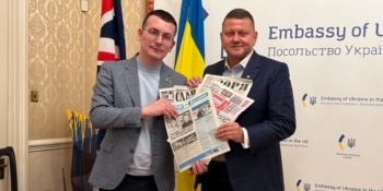 Посол Залужний підписав примірники фронтових газет і передав подяку журналістам прифронтових редакцій