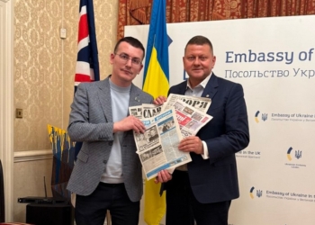 Посол Залужний підписав примірники фронтових газет і передав подяку журналістам прифронтових редакцій