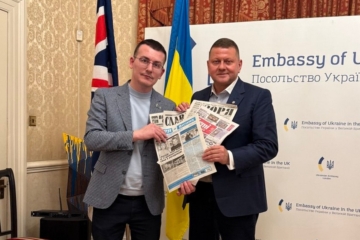 Посол Залужний підписав примірники фронтових газет і передав подяку журналістам прифронтових редакцій