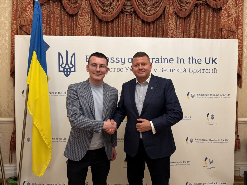 Посол Залужний підписав примірники фронтових газет і передав подяку журналістам прифронтових редакцій 2