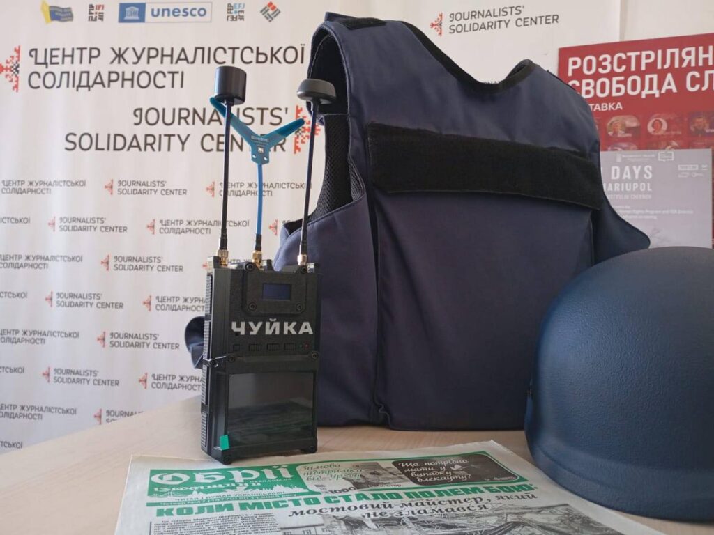 «Чуйка» для «Обріїв Ізюмщини»: НСЖУ передає детектор дронів єдиному медіа Ізюмської громади
