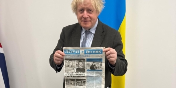 Борис Джонсон у захваті від роботи редактора української фронтової газети «Зоря»