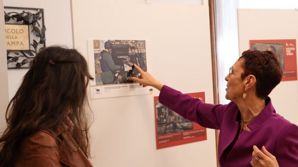 «Українські журналісти — це люди, які ніколи не здаються»: у Мілані відкрили фотовиставку НСЖУ 3