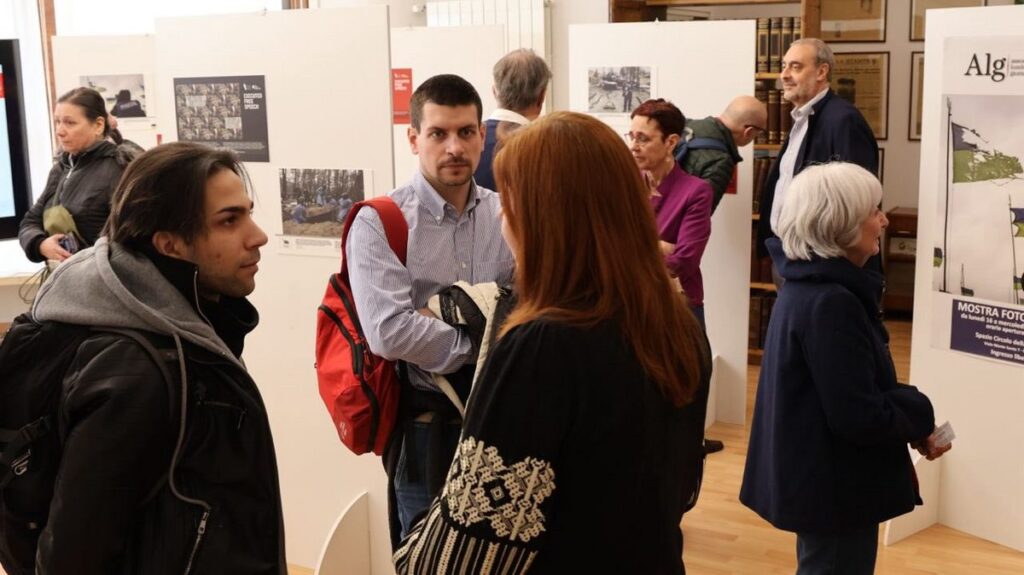 «Українські журналісти — це люди, які ніколи не здаються»: у Мілані відкрили фотовиставку НСЖУ 10