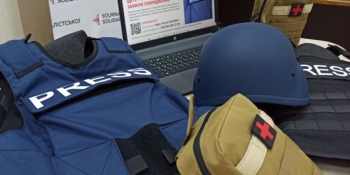 Бронежилети, шоломи, «Чуйка»: як у Дніпрі підтримують журналістів, які працюють неподалік фронту