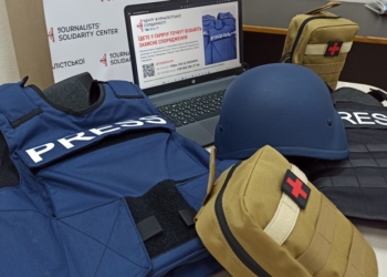 Бронежилети, шоломи, «Чуйка»: як у Дніпрі підтримують журналістів, які працюють неподалік фронту