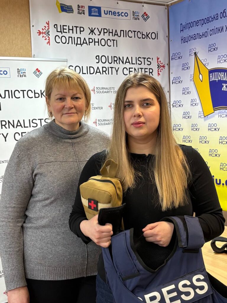 Бронежилети, шоломи, «Чуйка»: як у Дніпрі підтримують журналістів, які працюють неподалік фронту 8