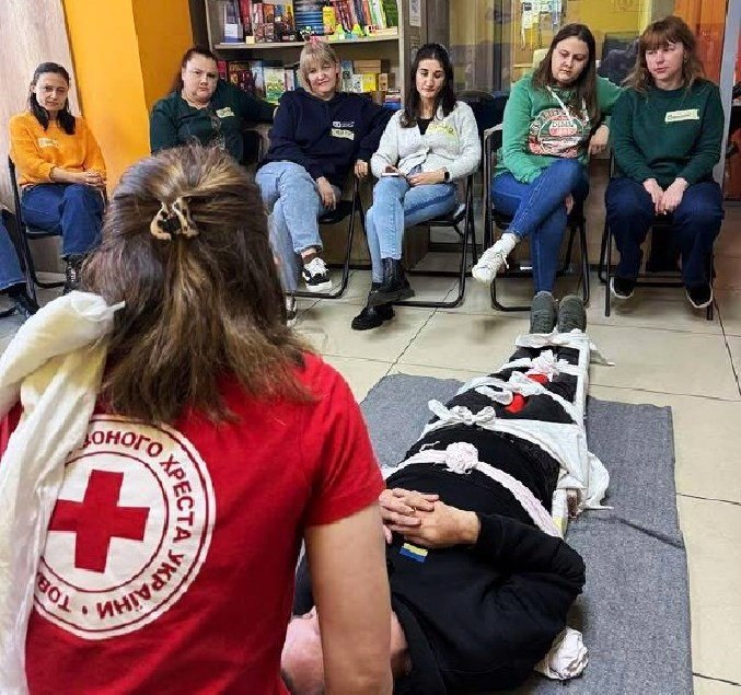 Яким має бути алгоритм дій під час надання першої медичної допомоги: тренінг для медійників 1