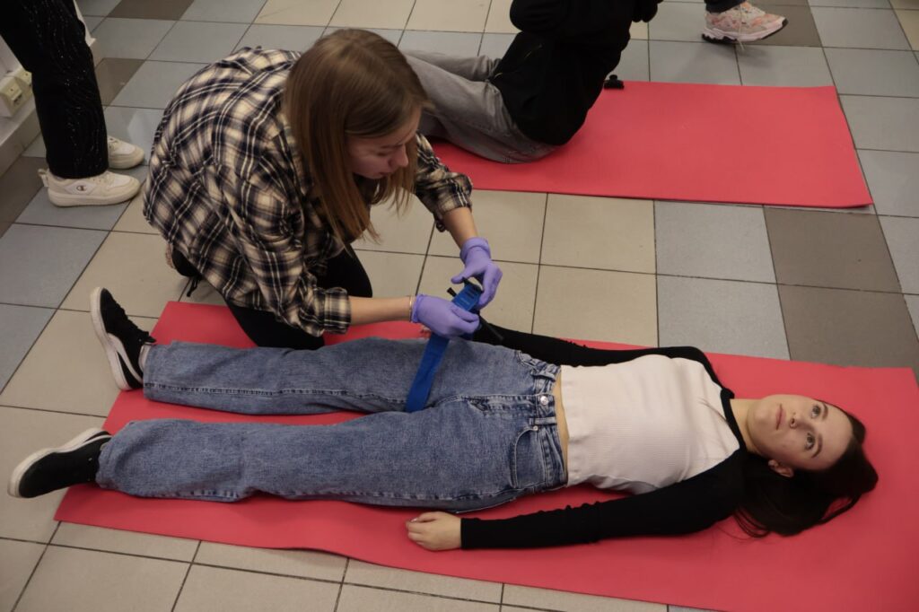 «Наше завдання – дати шанс дочекатися медиків»: у Дніпрі медійників навчали діям у критичних ситуаціях 10