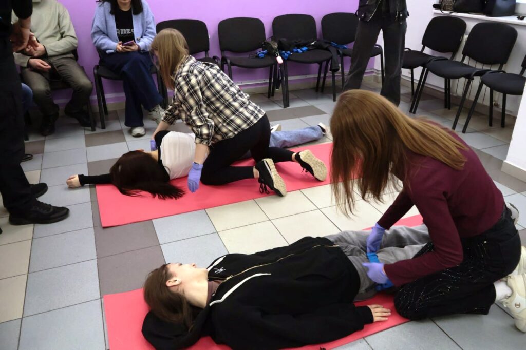 «Наше завдання – дати шанс дочекатися медиків»: у Дніпрі медійників навчали діям у критичних ситуаціях 11