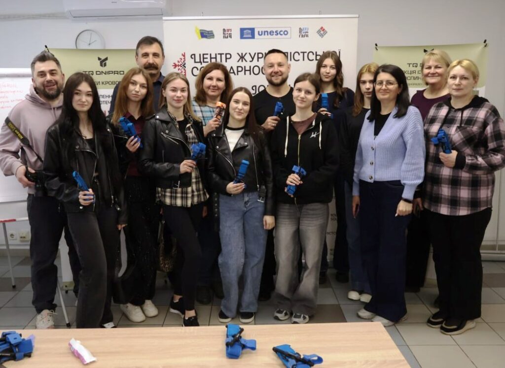 «Наше завдання – дати шанс дочекатися медиків»: у Дніпрі медійників навчали діям у критичних ситуаціях 15