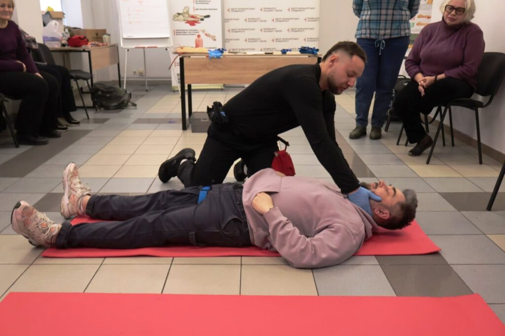 «Наше завдання – дати шанс дочекатися медиків»: у Дніпрі медійників навчали діям у критичних ситуаціях 2