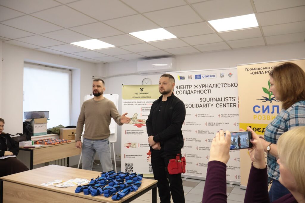 «Наше завдання – дати шанс дочекатися медиків»: у Дніпрі медійників навчали діям у критичних ситуаціях 3