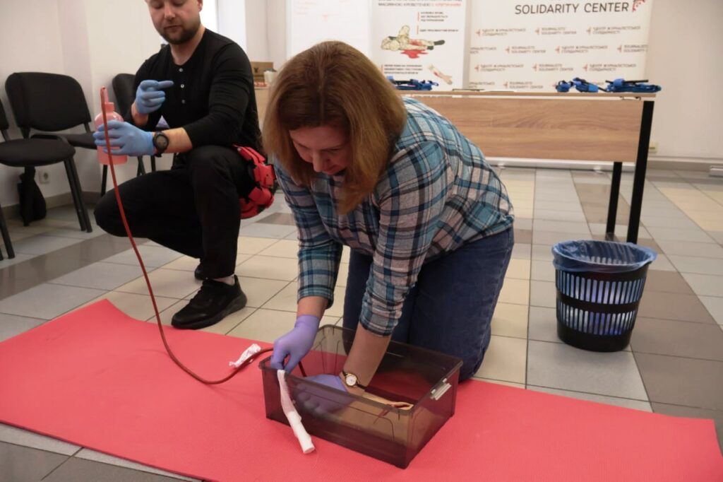 «Наше завдання – дати шанс дочекатися медиків»: у Дніпрі медійників навчали діям у критичних ситуаціях 6