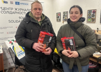 Підтримка у важливих деталях: харківські медійники отримали комплекти термоодягу