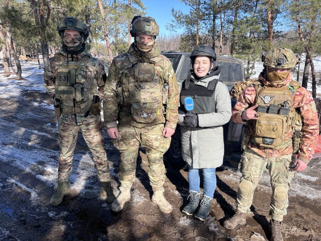 «Дуже страшно, коли єдине, про що ти думаєш у броніку – коли б його скоріше зняти», – воєнкор Ірина Антонюк