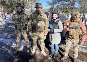 «Дуже страшно, коли єдине, про що ти думаєш у броніку – коли б його скоріше зняти», – воєнкор Ірина Антонюк