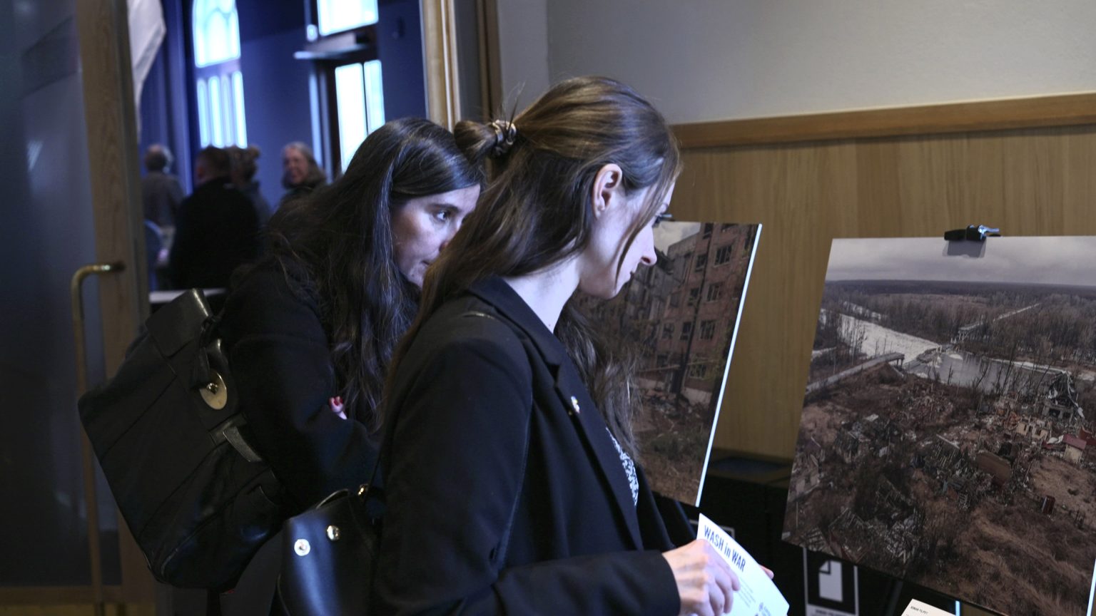 У Норвегії відкрилася фотовиставка про водну війну проти України 17 У Норвегії відкрилася фотовиставка про водну війну проти України