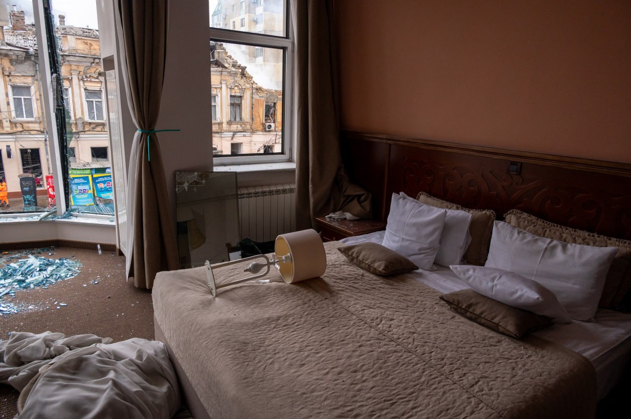 «Дрони пікірували з пронизливим криком»: британський журналіст про атаку шахедів на Одесу 17 «Дрони пікірували з пронизливим криком»: британський журналіст про атаку шахедів на Одесу