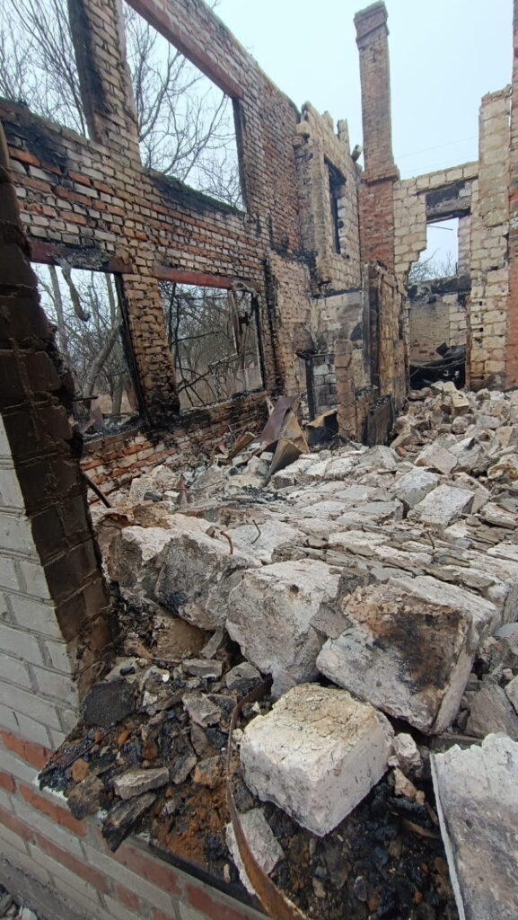 Руїни рідного дому: Олексій Пасюга поділився світлинами зруйнованого «молніями» обійстя 1