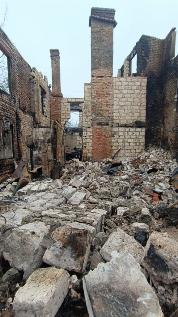 Руїни рідного дому: Олексій Пасюга поділився світлинами зруйнованого «молніями» обійстя 3