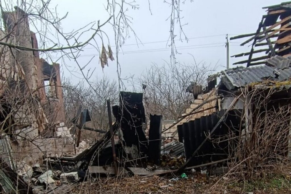 Руїни рідного дому: Олексій Пасюга поділився світлинами зруйнованого «молніями» обійстя