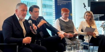 «Він грав гімн України в російській в'язниці»: журналіст Єсипенко розповів у Нью-Йорку про долі ув'язнених колег 19 «Він грав гімн України в російській в’язниці»: журналіст Єсипенко розповів у Нью-Йорку про долі ув’язнених колег