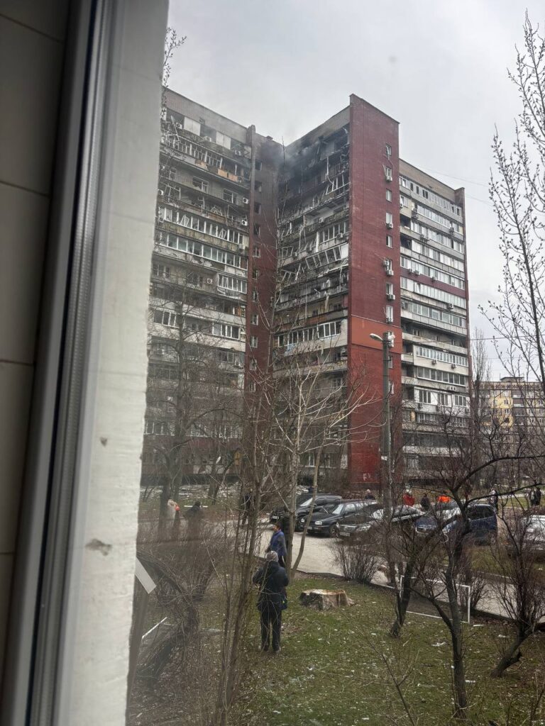 Дрон влучив у багатоповерхівку в Дніпрі: постраждали оселі родини журналістів 1
