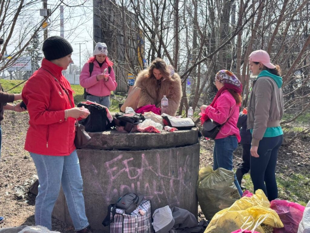 «Рожева толока»: медійники долучилися до великого прибирання у прифронтовому Запоріжжі 18 «Рожева толока»: медійники долучилися до великого прибирання у прифронтовому Запоріжжі 1